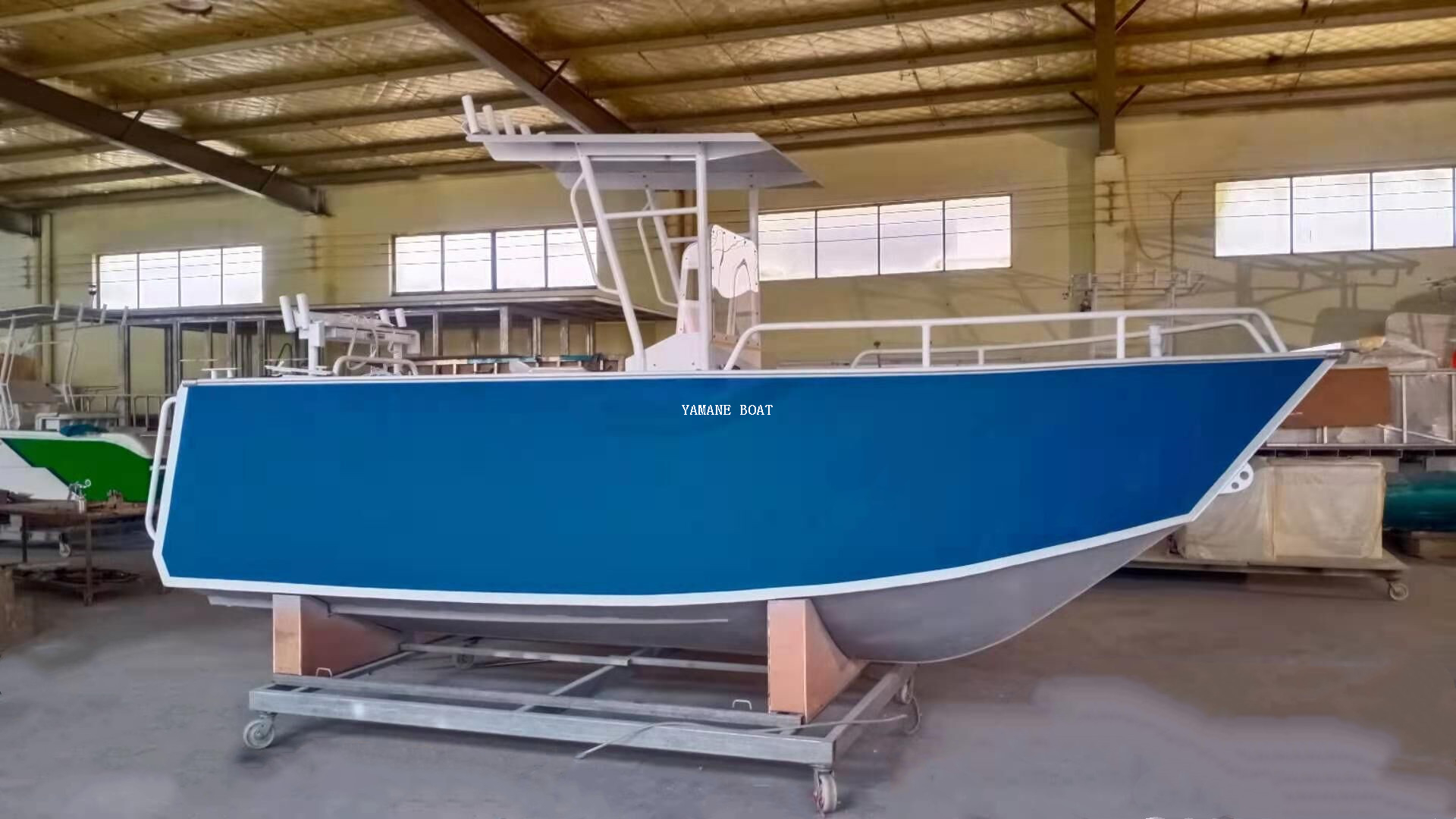 Barco de pesca con consola central de aluminio de 5,8 m y techo rígido 