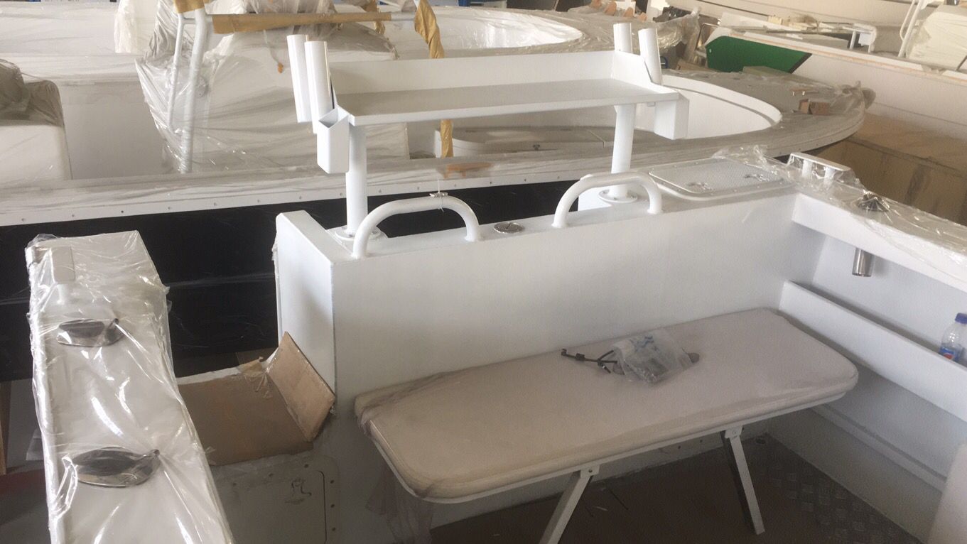Barco de aluminio en alta mar con pintura antideslizante de pequeño ruido
